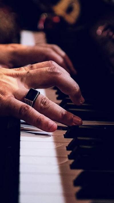 Notre concept : un dîner festif avec un groupe live tous les soirs ! Venez manger, boire, danser et chanter !