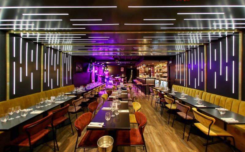 Location de lieux pour soirée anniversaire avec animation musicale dans un restaurant festif au centre-ville de Marseille